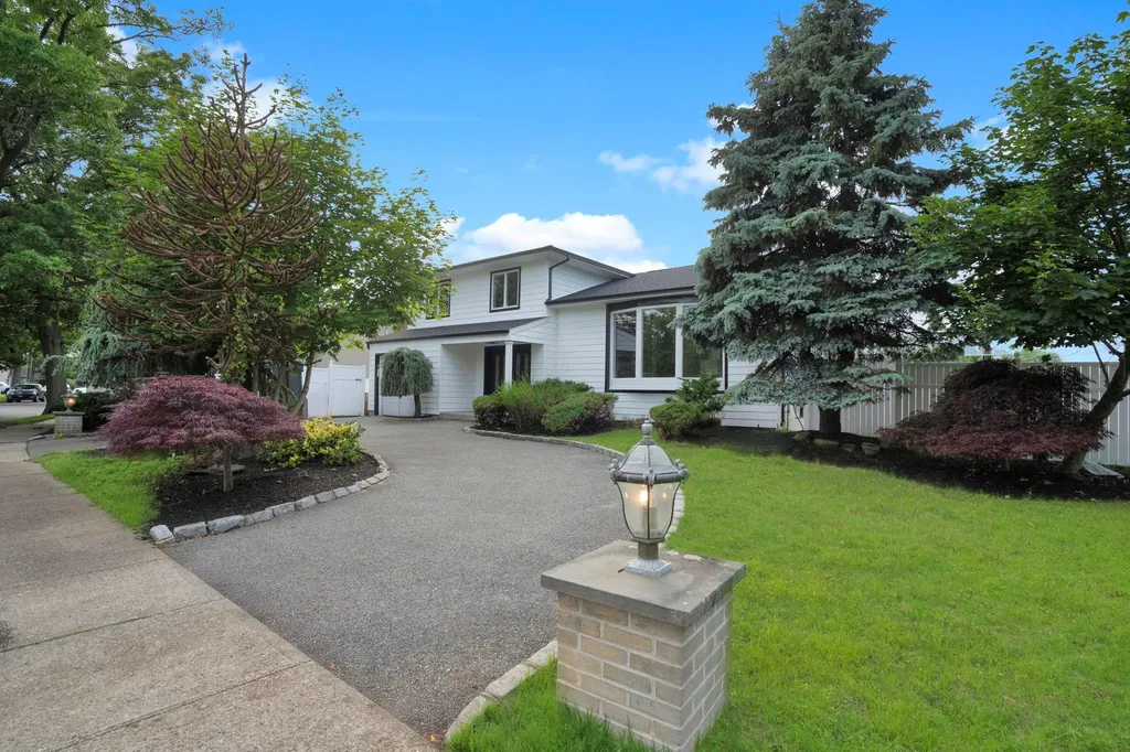 1815 Echo Place Merrick NY 11566