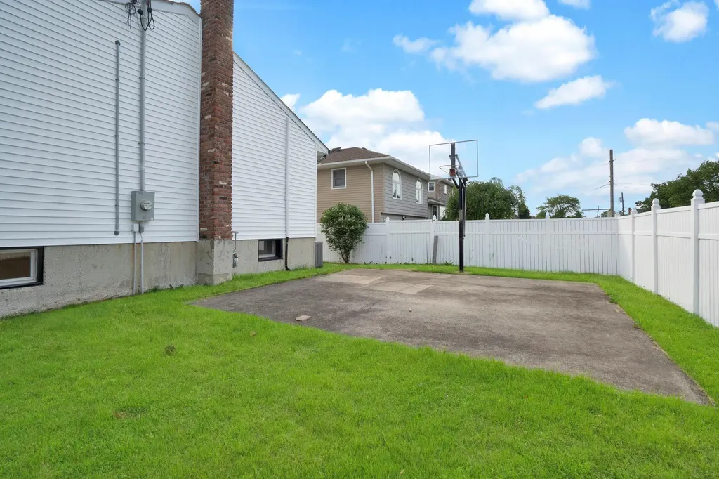 1815 Echo Place Merrick NY 11566
