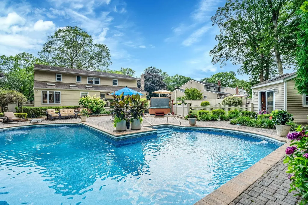 59 Lindron Avenue Smithtown NY 11787