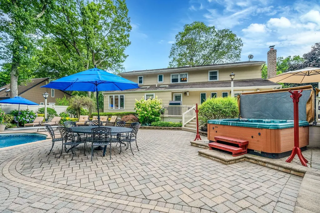 59 Lindron Avenue Smithtown NY 11787