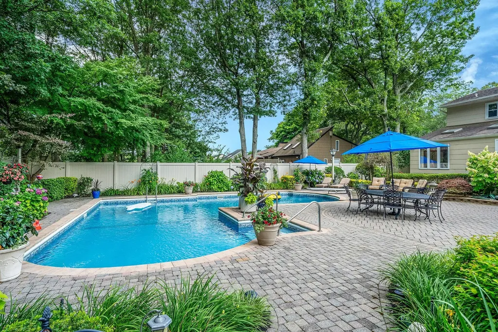 59 Lindron Avenue Smithtown NY 11787