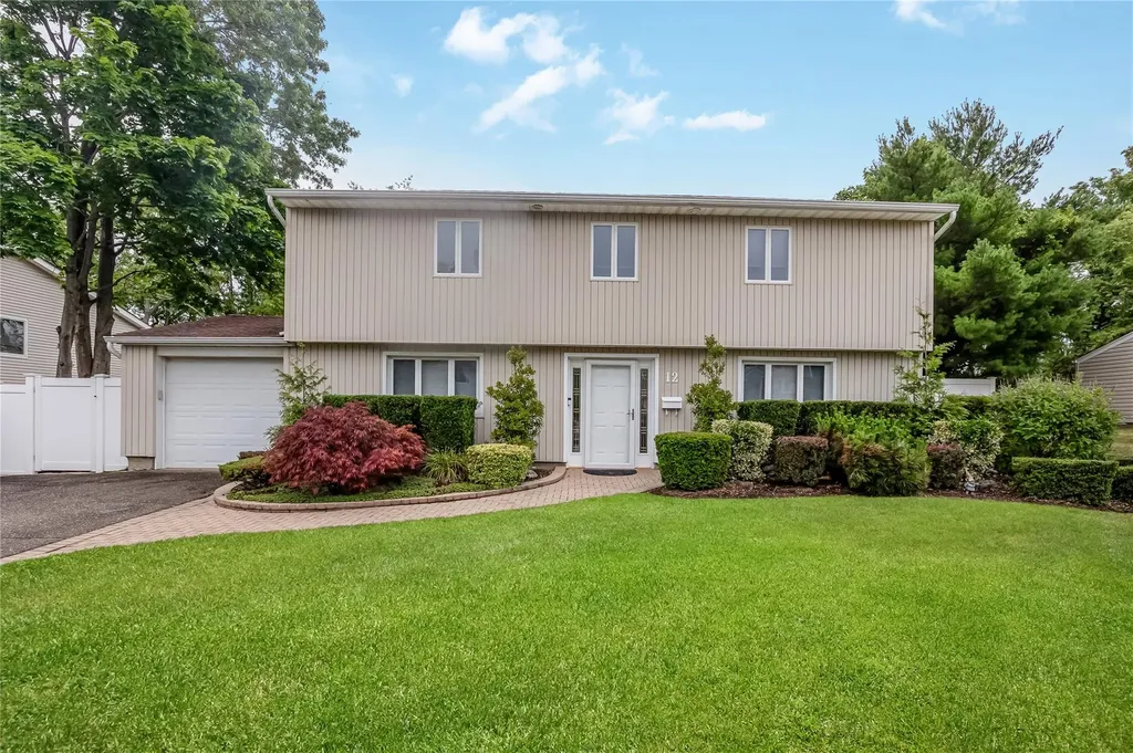 12 Dover Lane Old Bethpage NY 11804
