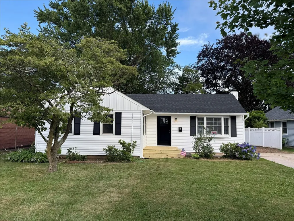 22 Bradish Lane Babylon NY 11702