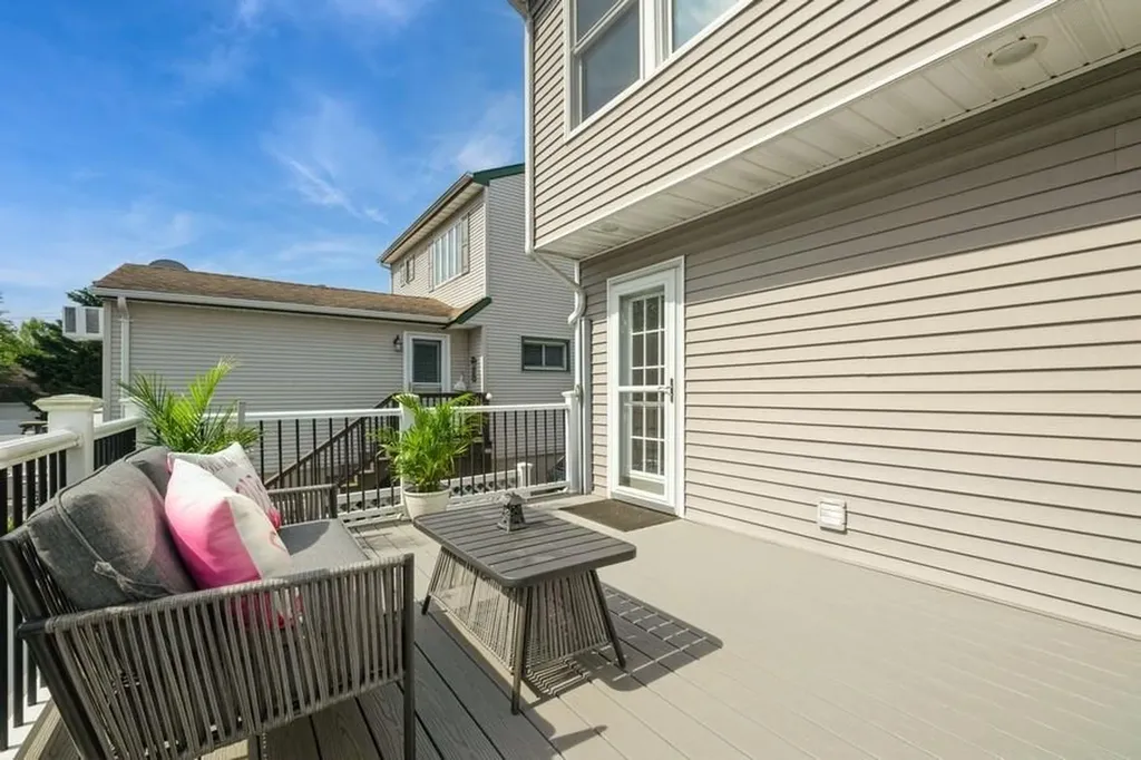 2543 Bayview Avenue Wantagh NY 11793
