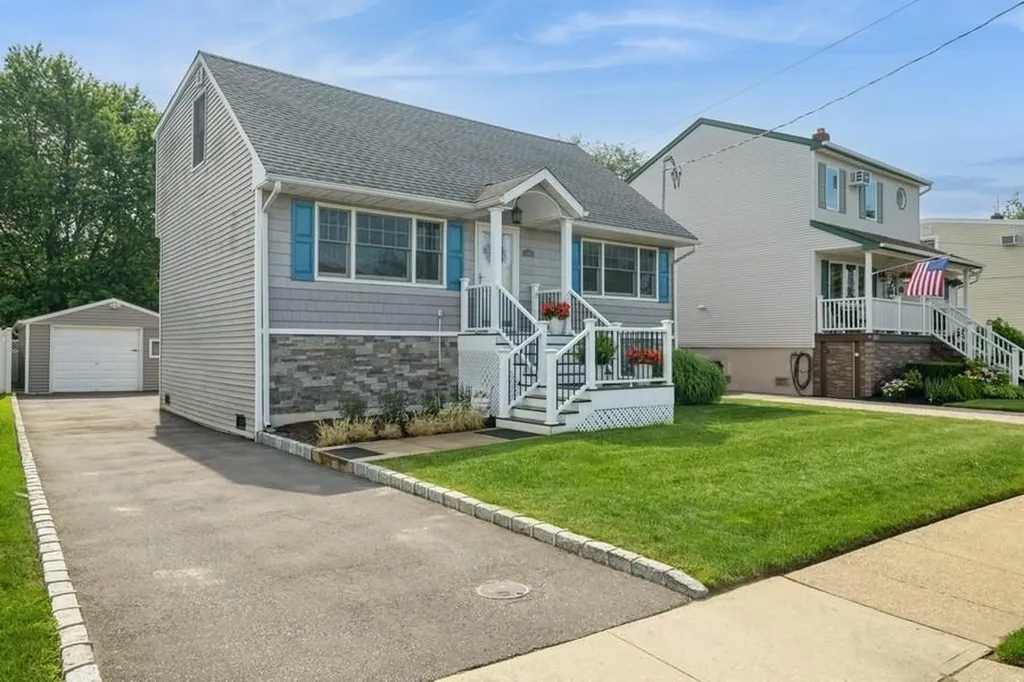2543 Bayview Avenue Wantagh NY 11793