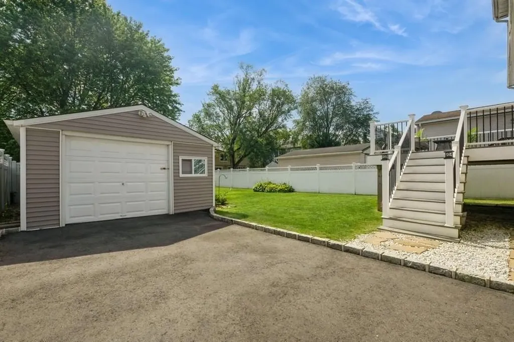 2543 Bayview Avenue Wantagh NY 11793