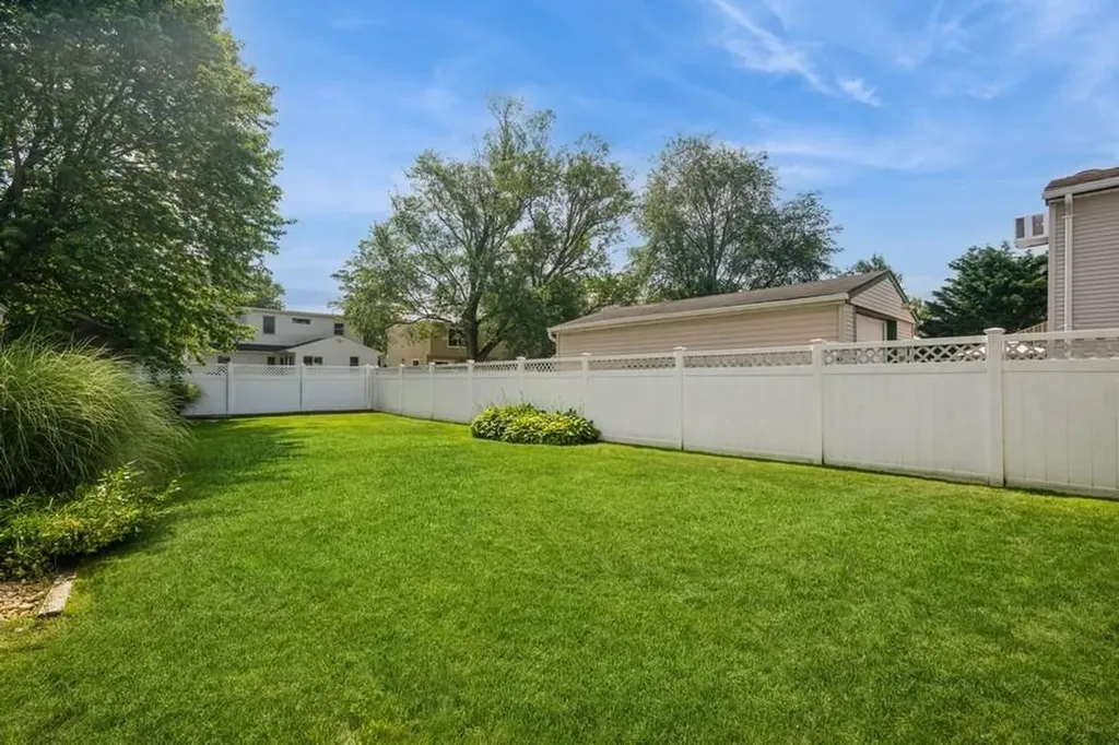 2543 Bayview Avenue Wantagh NY 11793