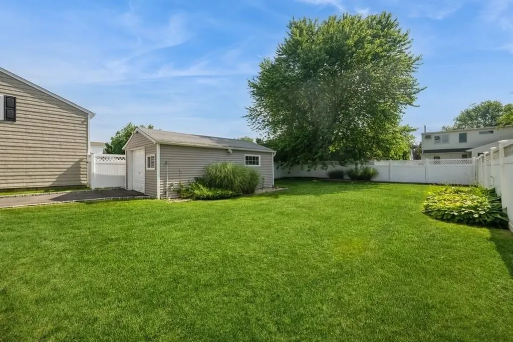 2543 Bayview Avenue Wantagh NY 11793