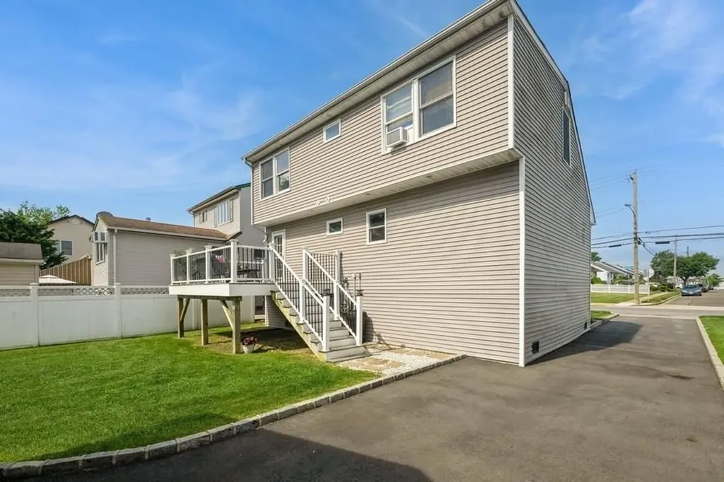 2543 Bayview Avenue Wantagh NY 11793