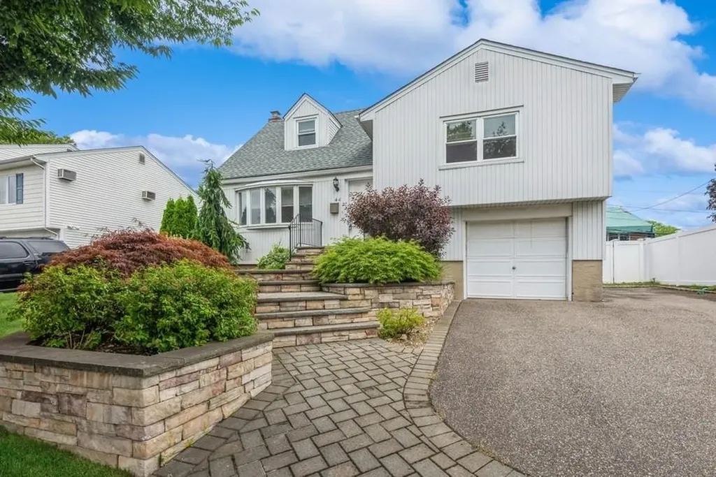 44 Garnet Lane Plainview NY 11803
