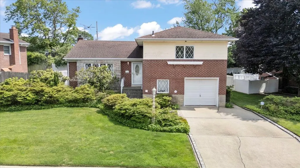 18 Sylvia Road Plainview NY 11803