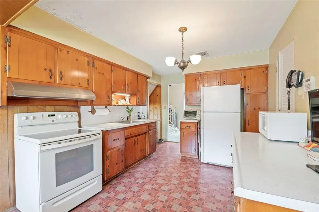 18 Sylvia Road Plainview NY 11803
