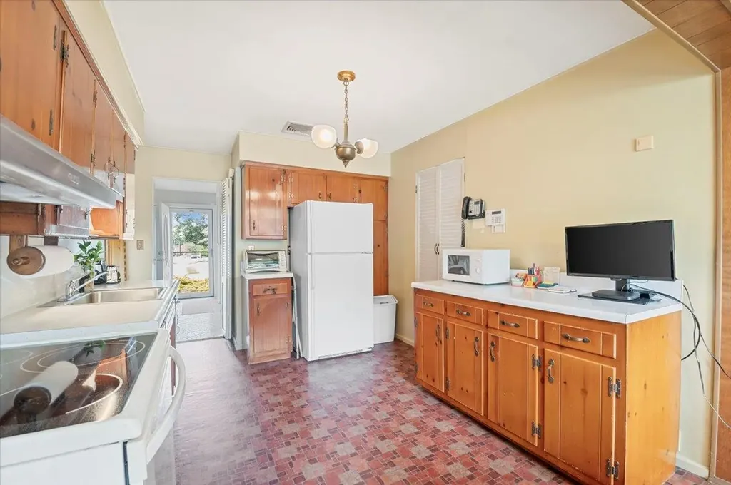 18 Sylvia Road Plainview NY 11803