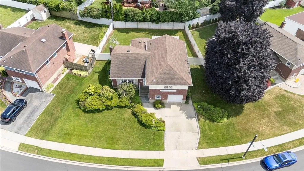 18 Sylvia Road Plainview NY 11803