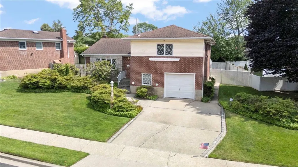 18 Sylvia Road Plainview NY 11803