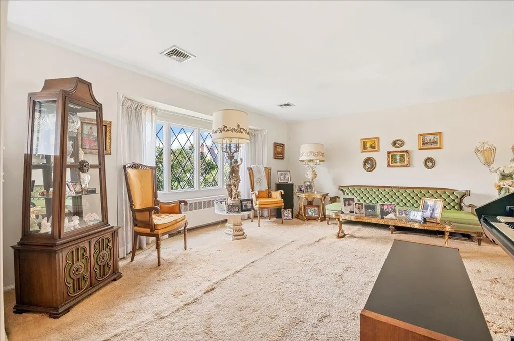 18 Sylvia Road Plainview NY 11803