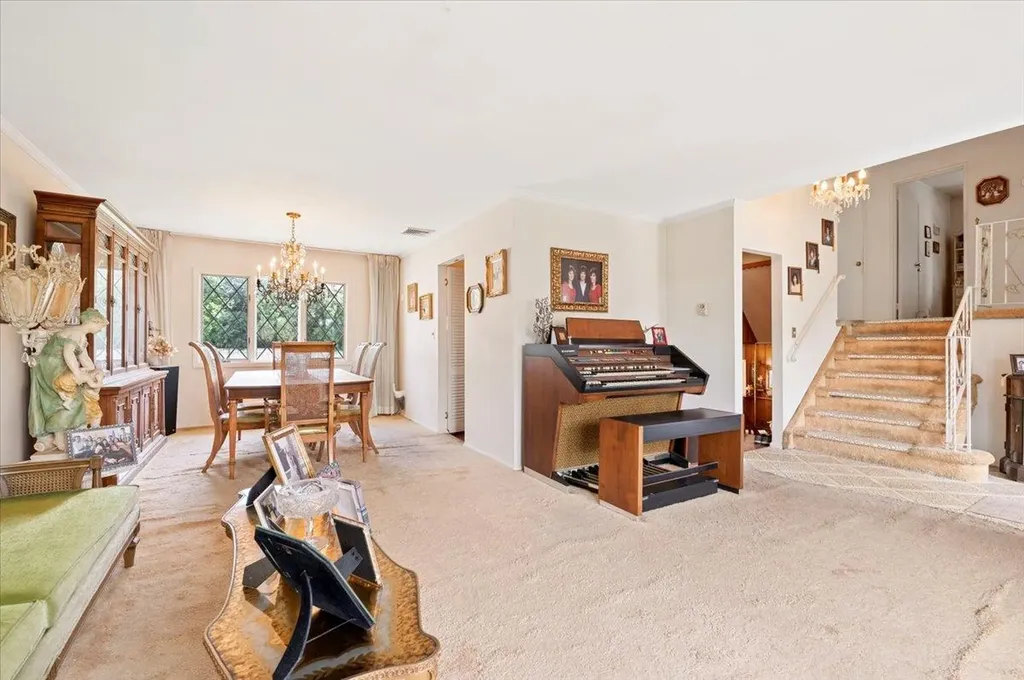 18 Sylvia Road Plainview NY 11803