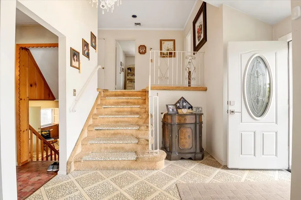 18 Sylvia Road Plainview NY 11803