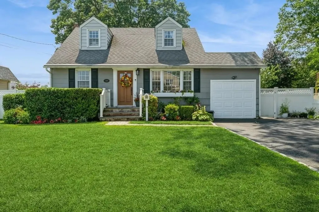 369 S 16th Street Lindenhurst NY 11757