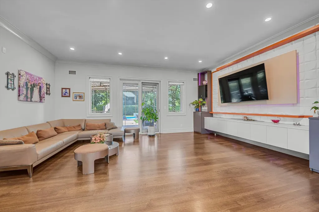 185 Dolphin Drive Hewlett Neck NY 11598