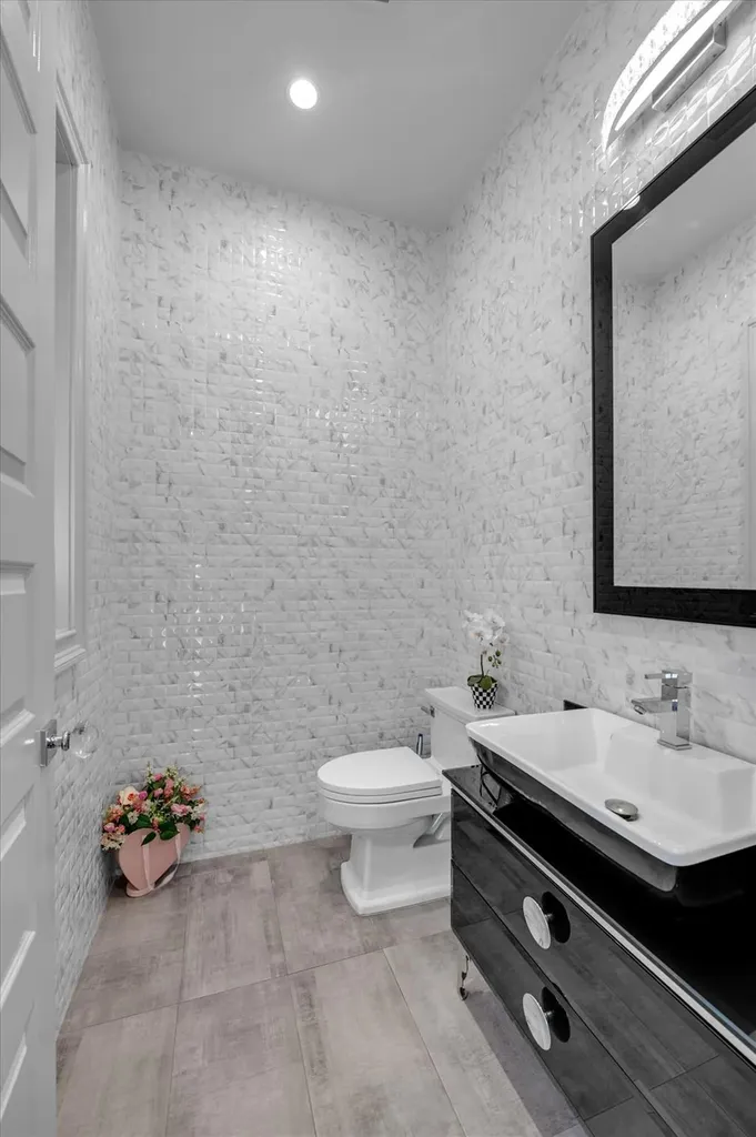 185 Dolphin Drive Hewlett Neck NY 11598