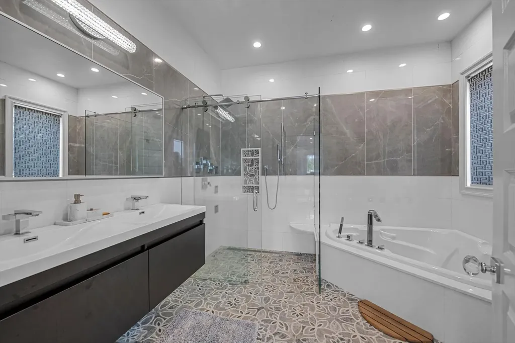 185 Dolphin Drive Hewlett Neck NY 11598