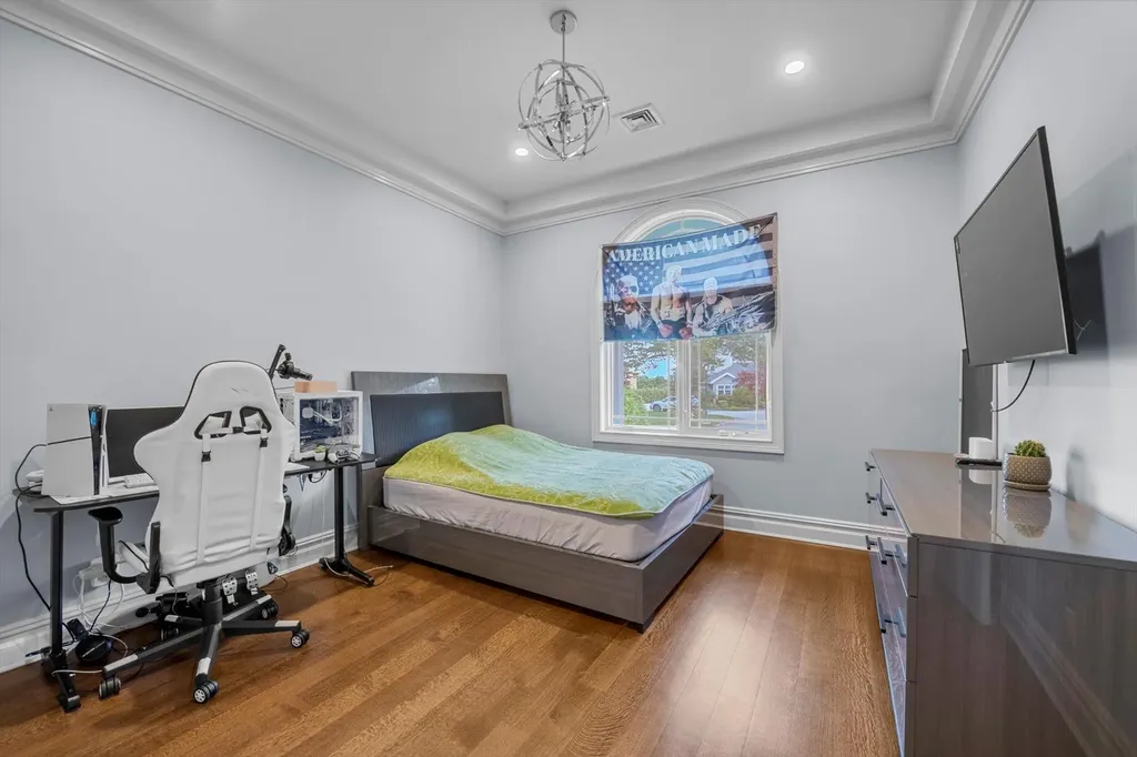 185 Dolphin Drive Hewlett Neck NY 11598