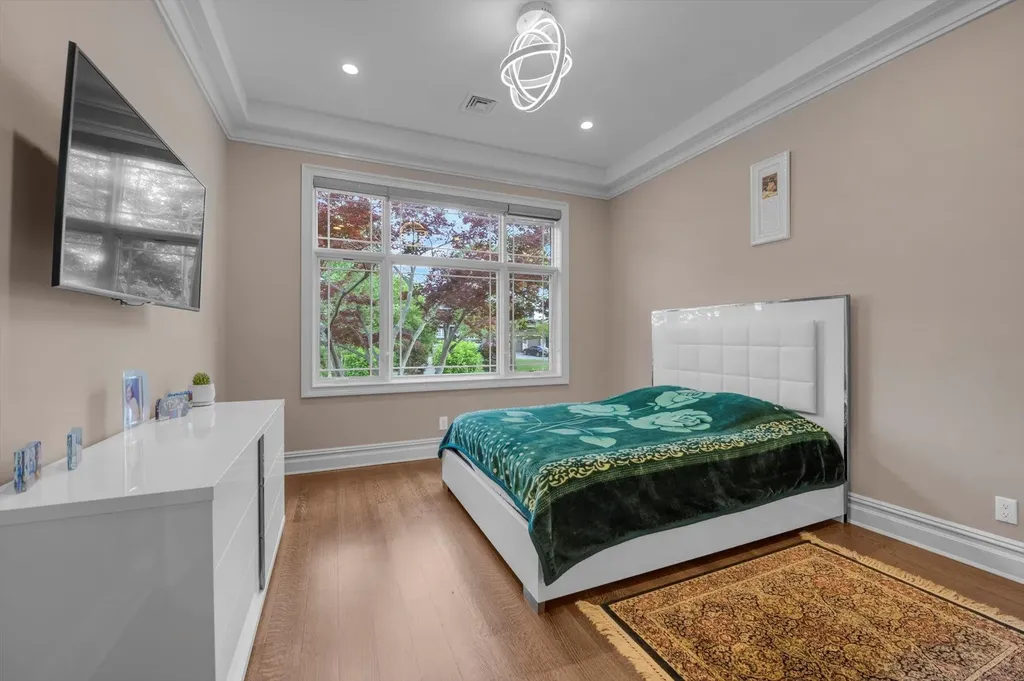 185 Dolphin Drive Hewlett Neck NY 11598