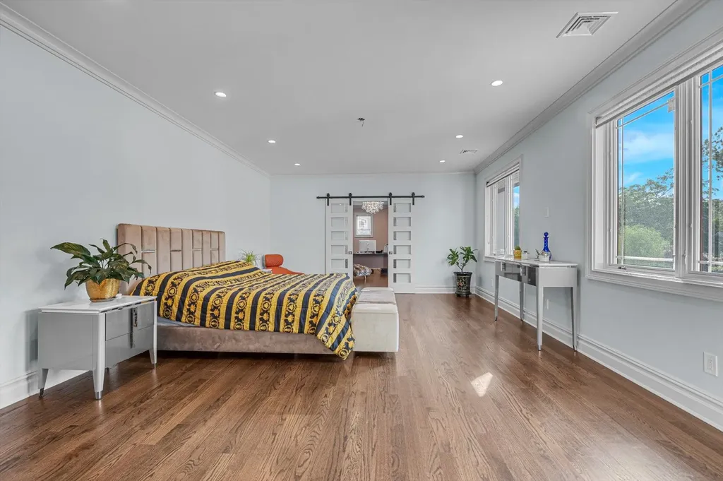 185 Dolphin Drive Hewlett Neck NY 11598