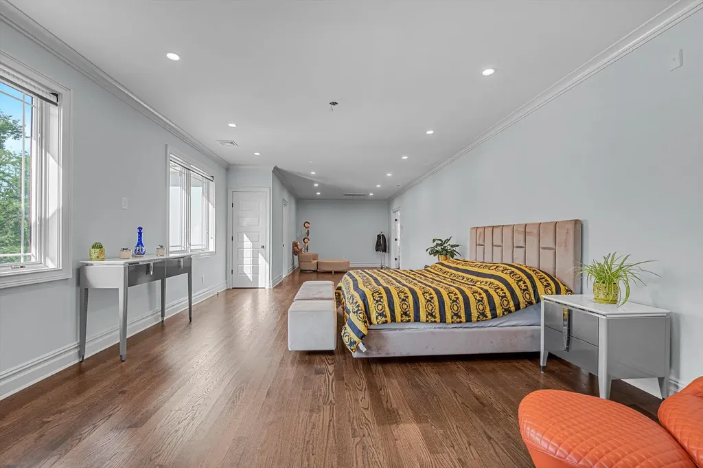 185 Dolphin Drive Hewlett Neck NY 11598