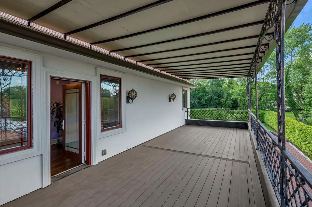 185 Dolphin Drive Hewlett Neck NY 11598