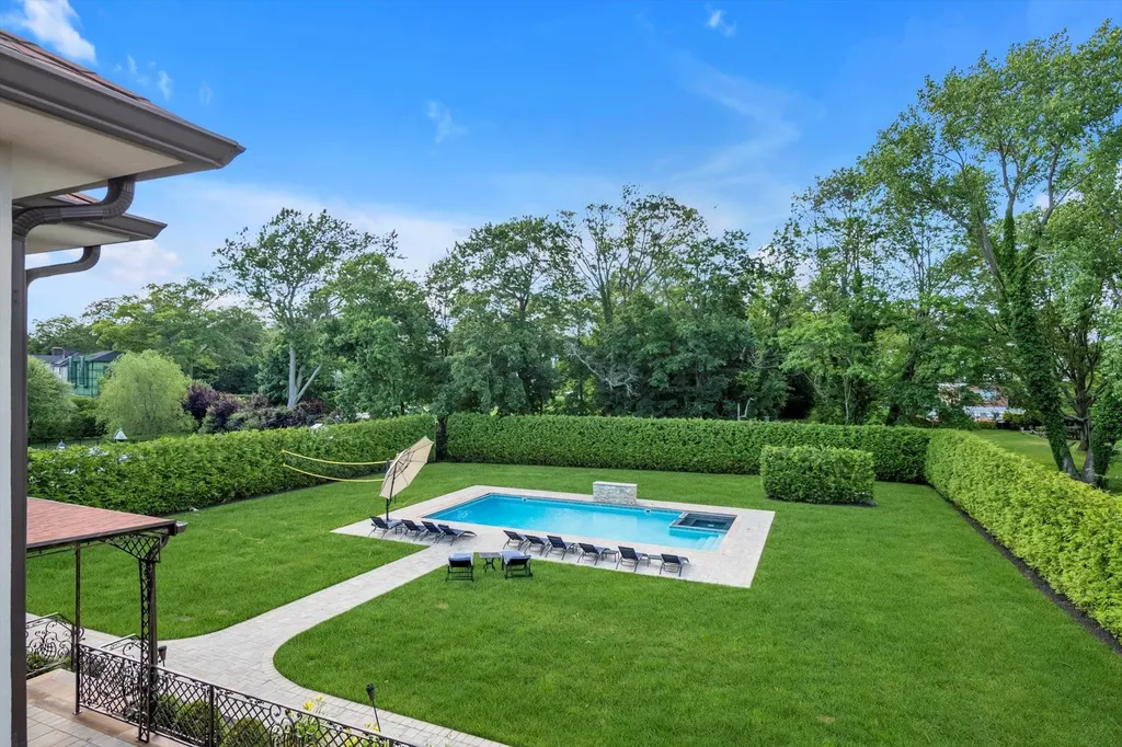 185 Dolphin Drive Hewlett Neck NY 11598
