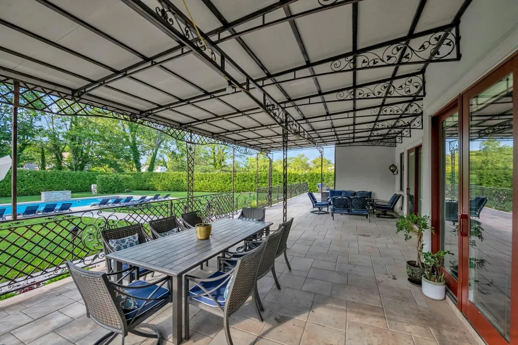 185 Dolphin Drive Hewlett Neck NY 11598