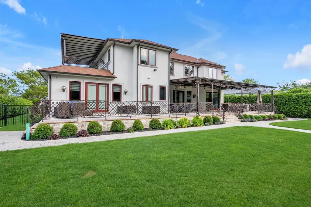 185 Dolphin Drive Hewlett Neck NY 11598