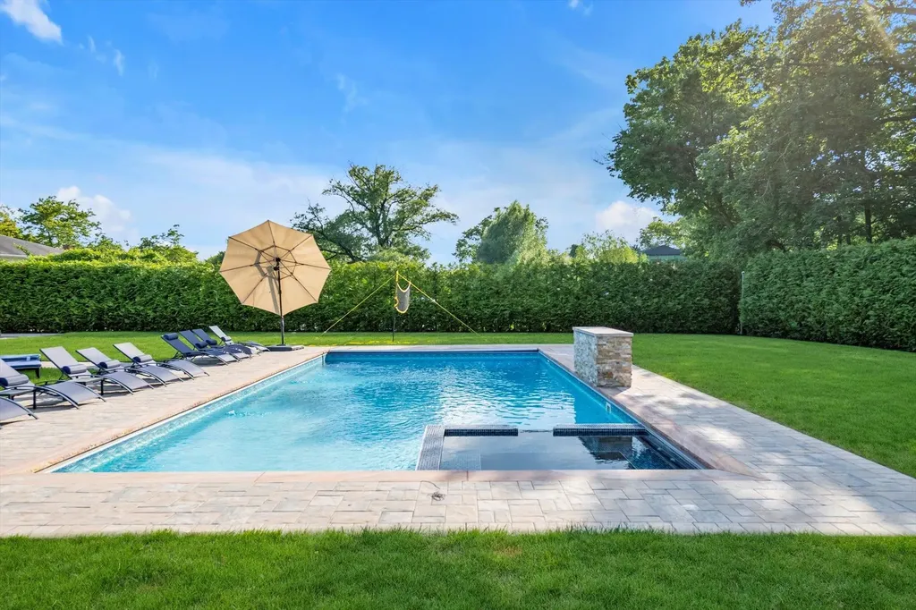 185 Dolphin Drive Hewlett Neck NY 11598