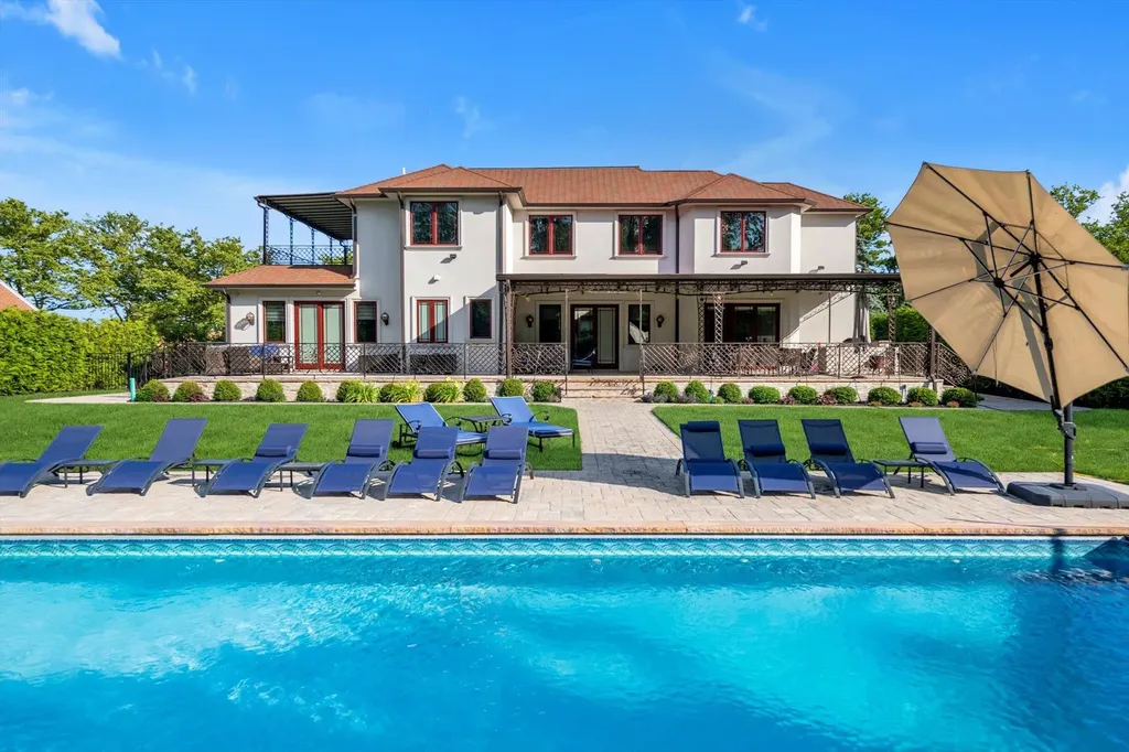 185 Dolphin Drive Hewlett Neck NY 11598