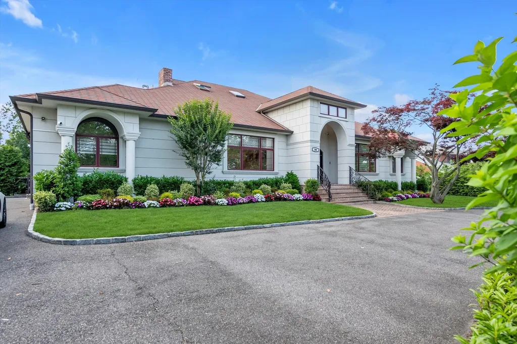 185 Dolphin Drive Hewlett Neck NY 11598