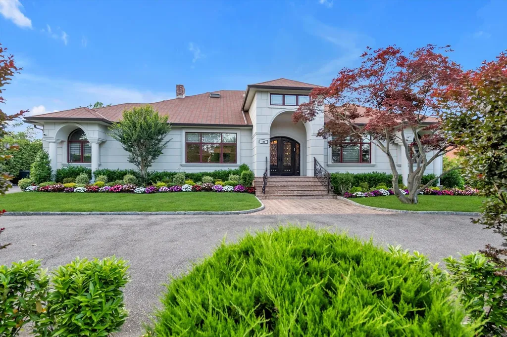 185 Dolphin Drive Hewlett Neck NY 11598