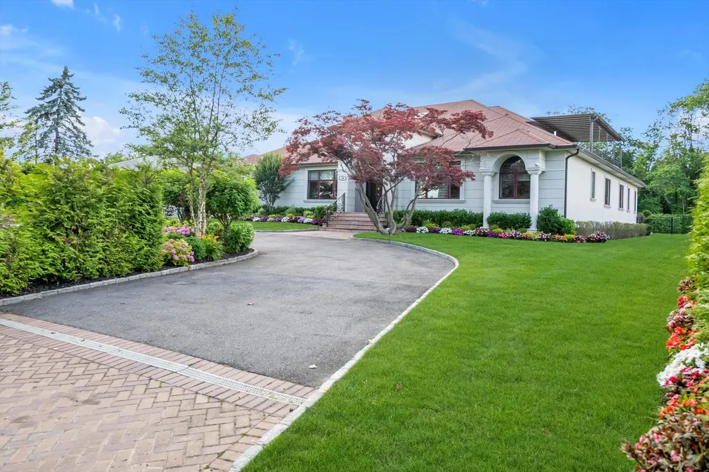 185 Dolphin Drive Hewlett Neck NY 11598