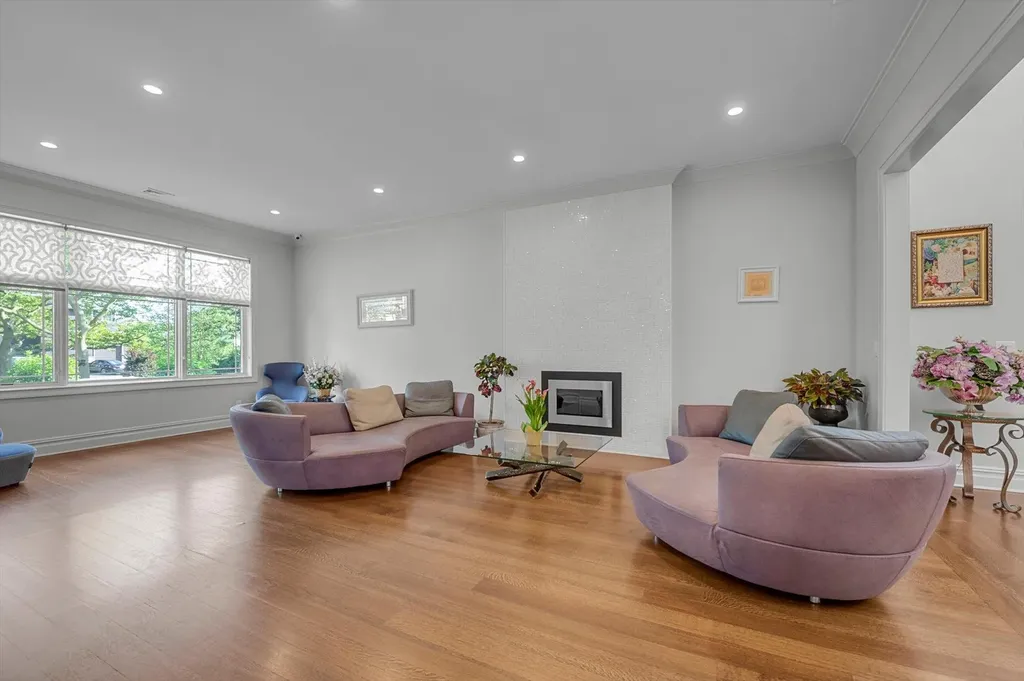 185 Dolphin Drive Hewlett Neck NY 11598