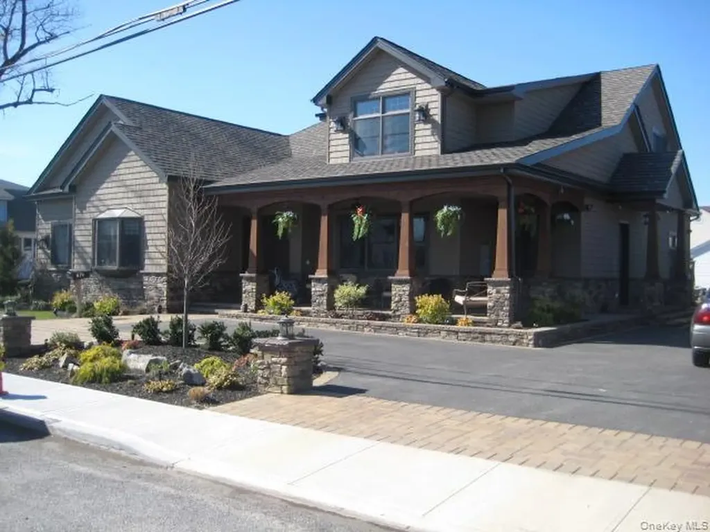 814 Pine Place Bellmore NY 11710