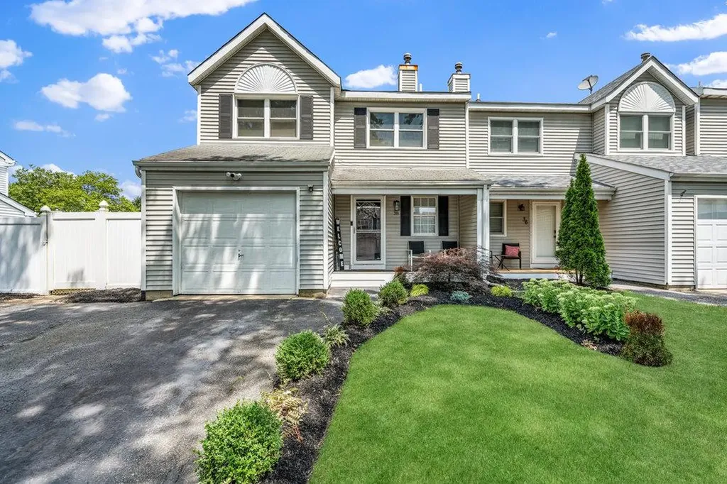 38 Oak Street Central Islip NY 11722