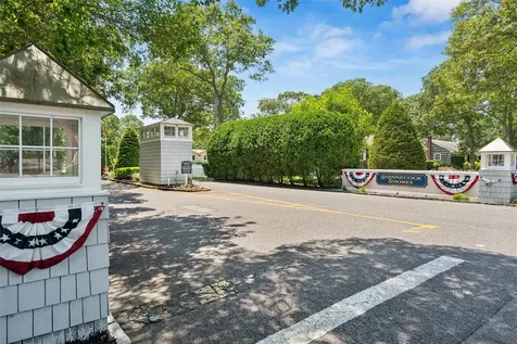 9 Shinnecock Road East Quogue NY 11942