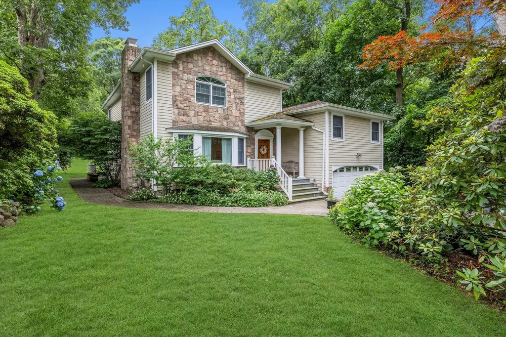 9 Endicott Drive Huntington NY 11743