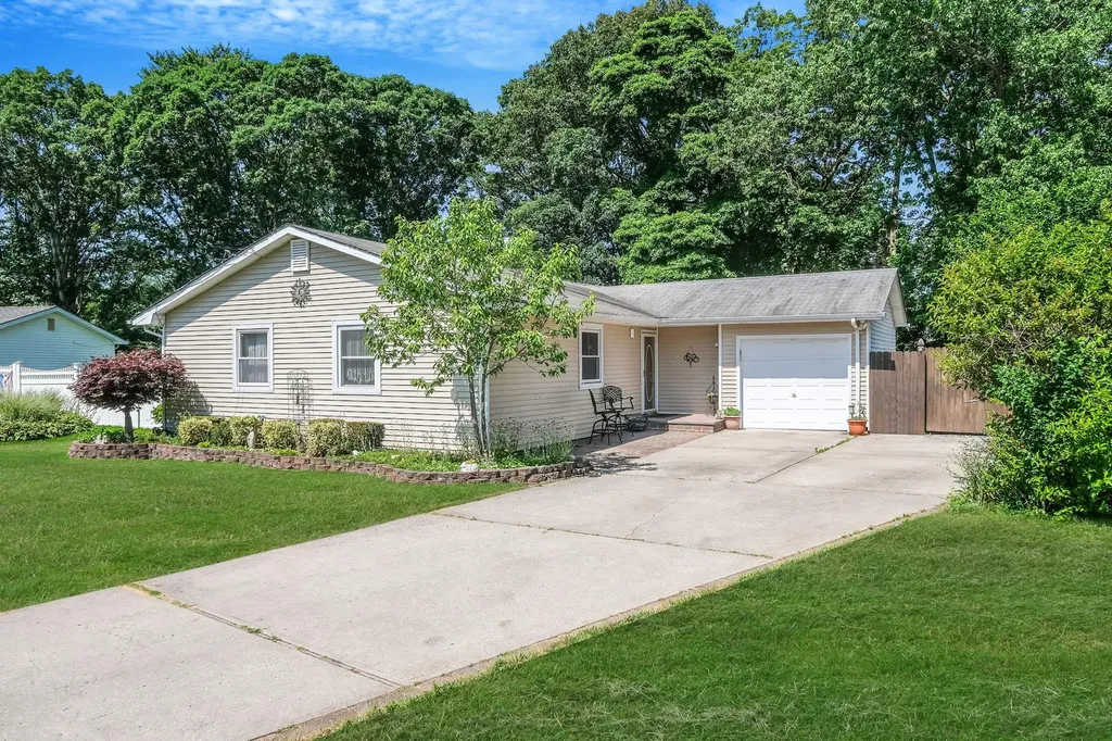 7 Stanley Court Ronkonkoma NY 11779