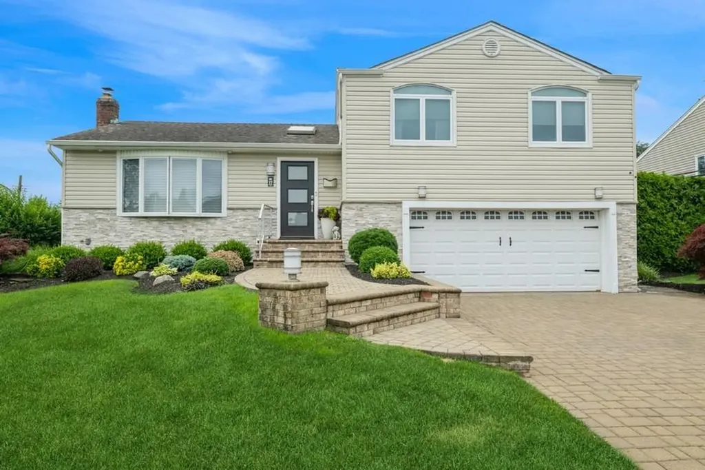 17 Keswick Lane Plainview NY 11803