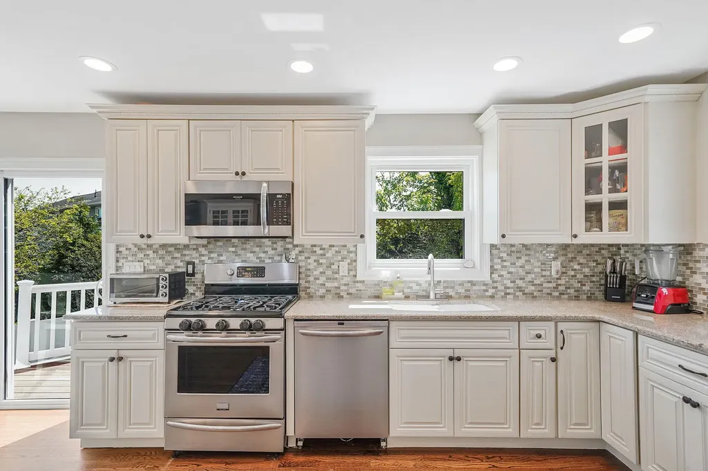 43 E Jackson Avenue Babylon NY 11702