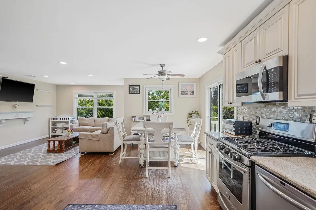 43 E Jackson Avenue Babylon NY 11702