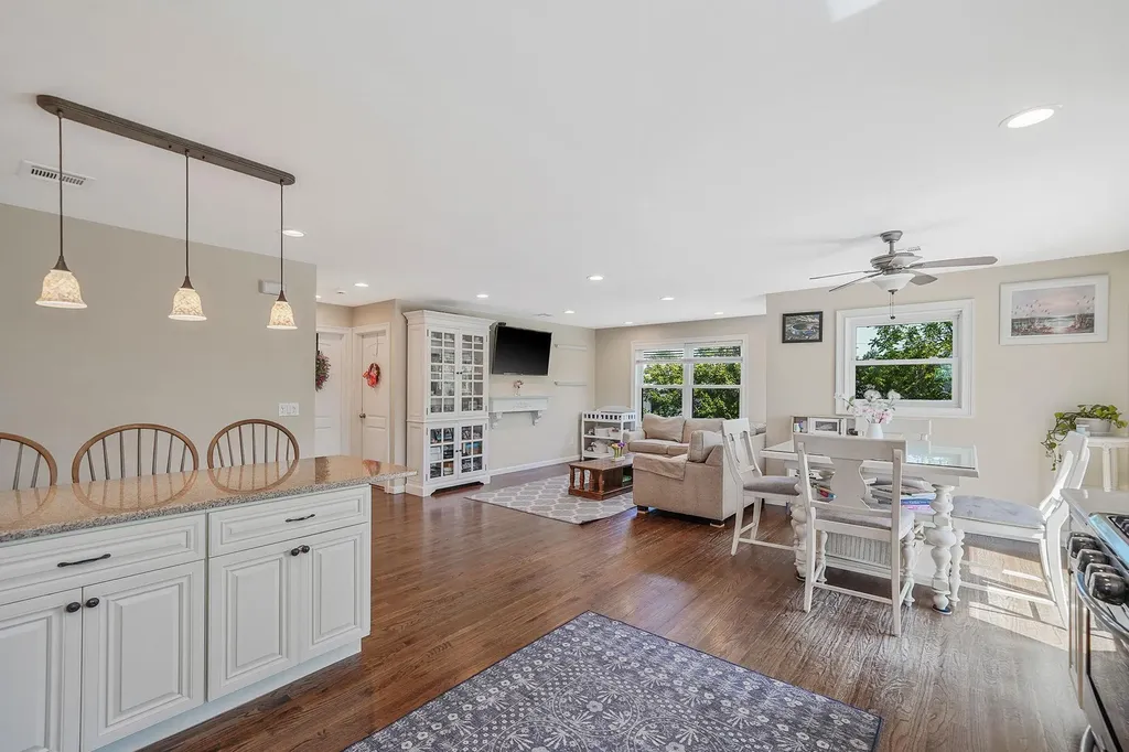 43 E Jackson Avenue Babylon NY 11702