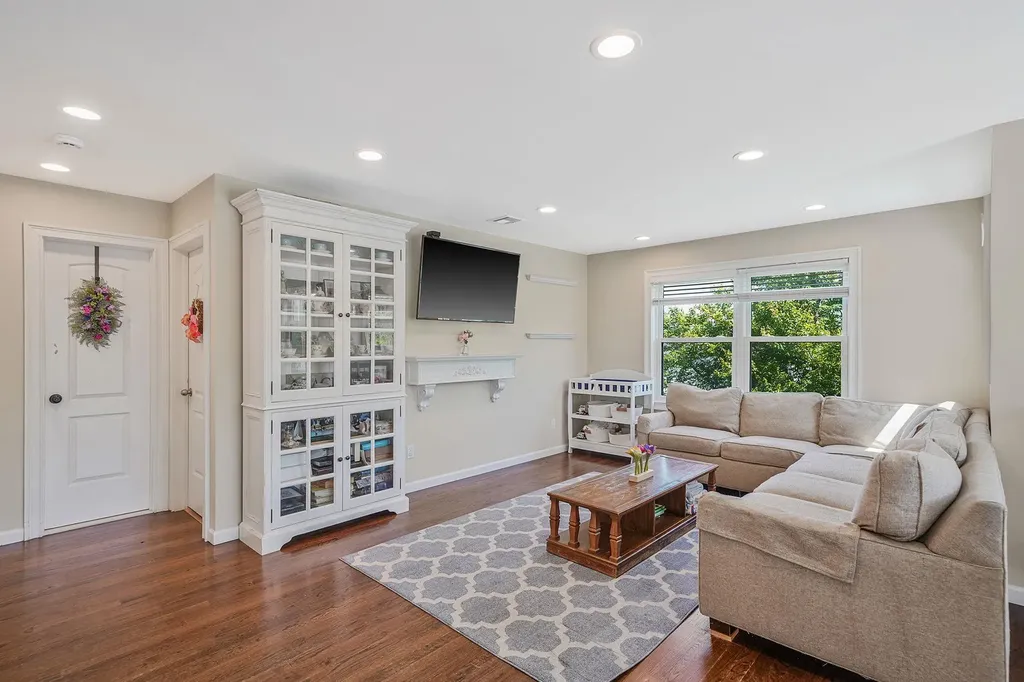 43 E Jackson Avenue Babylon NY 11702